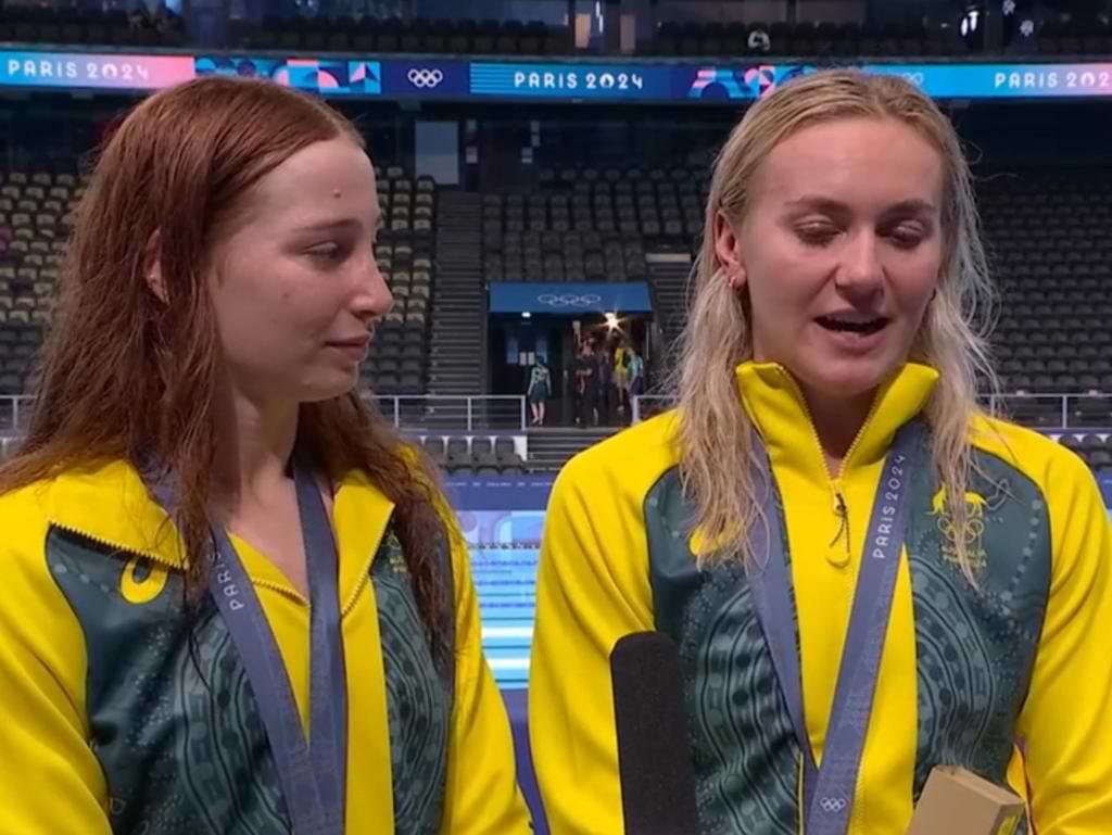 Ariarne Titmus and Mollie O'Callaghan after winning gold at paris olypics 2024